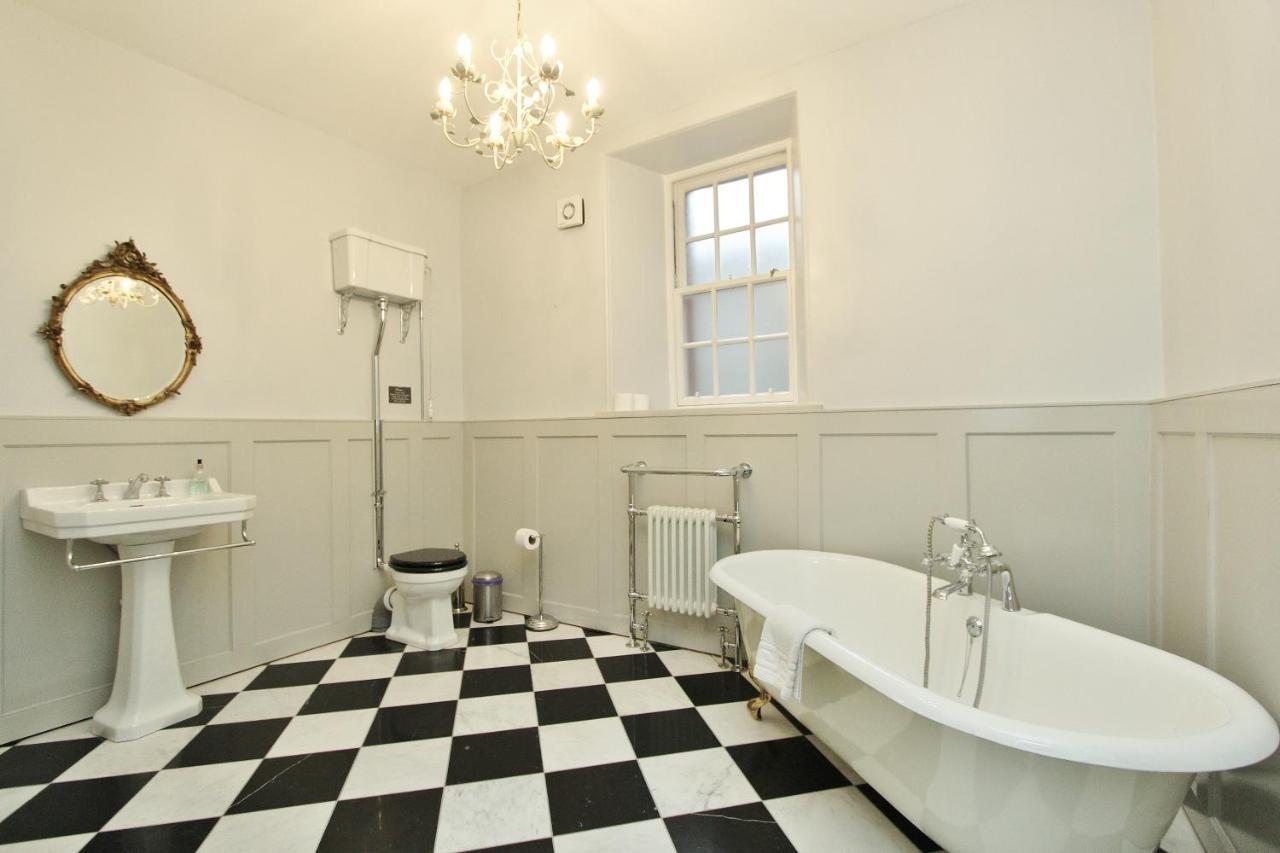 Elegant 3-Bedroom Ramsay Garden Apartment In Edinburgh City Centre Esterno foto