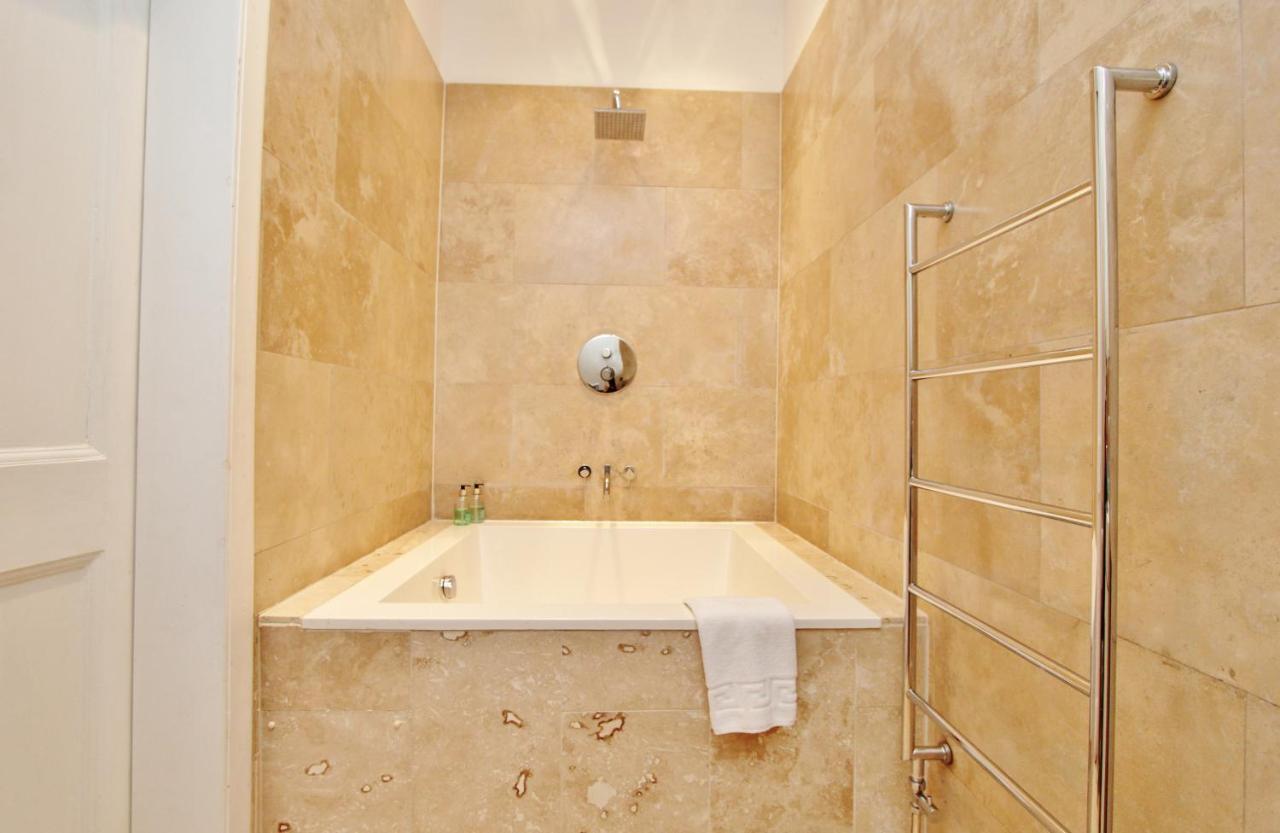 Elegant 3-Bedroom Ramsay Garden Apartment In Edinburgh City Centre Esterno foto